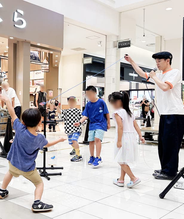 ショッピングにてパフォーマンスを披露、子どもたちにも披露してもらうワークショップを開催させていただきました。