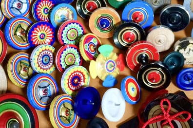 こまにはたくさんの種類があり、こまの種類や色によって同じ技の見え方も変わります。