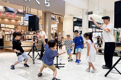 こままわし講座の受講者とパフォーマンスで、コマタワーを作りました（五条イオン）。