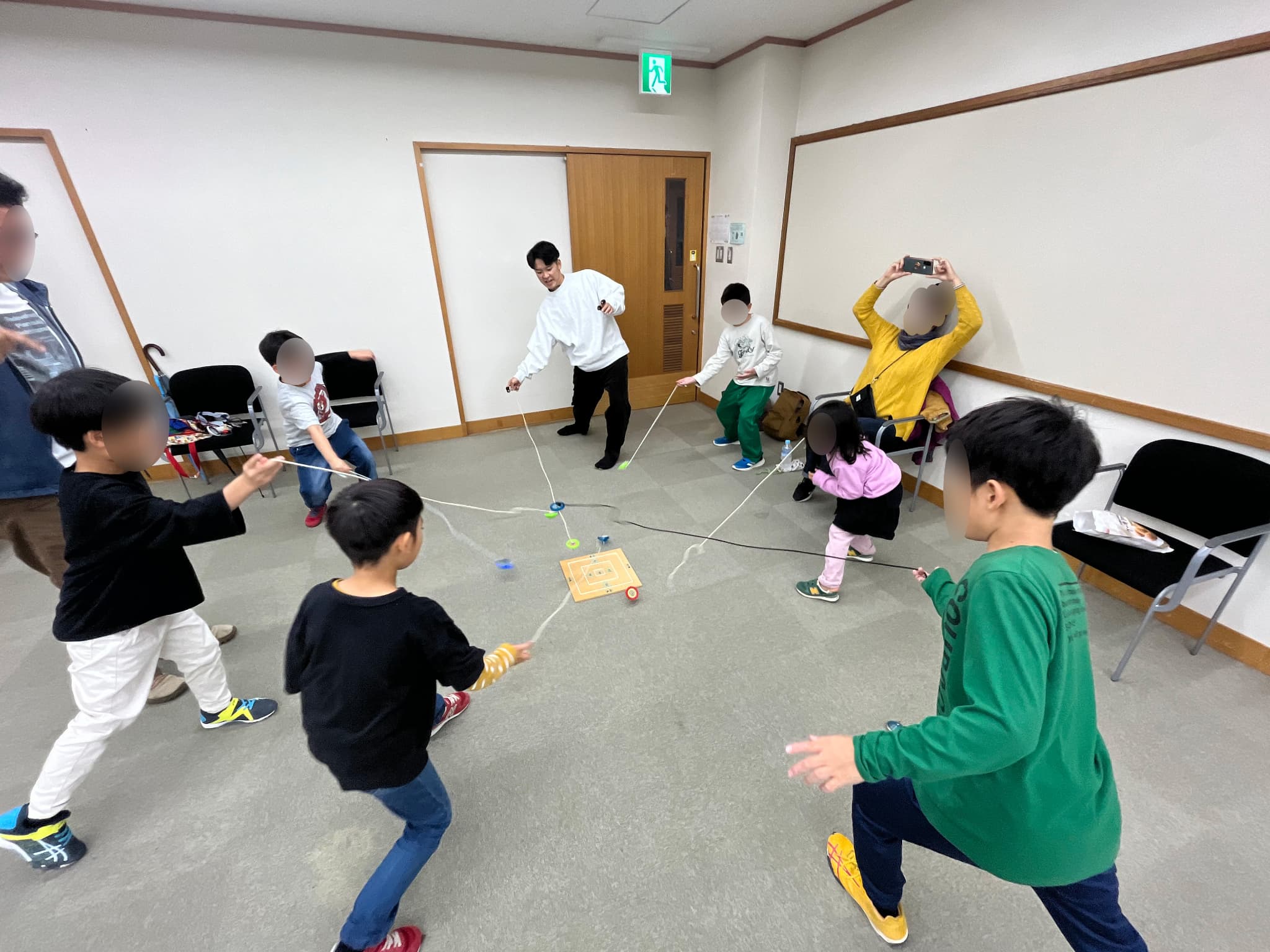 京都こま教室で生徒全員で一緒にこまを回している様子です。