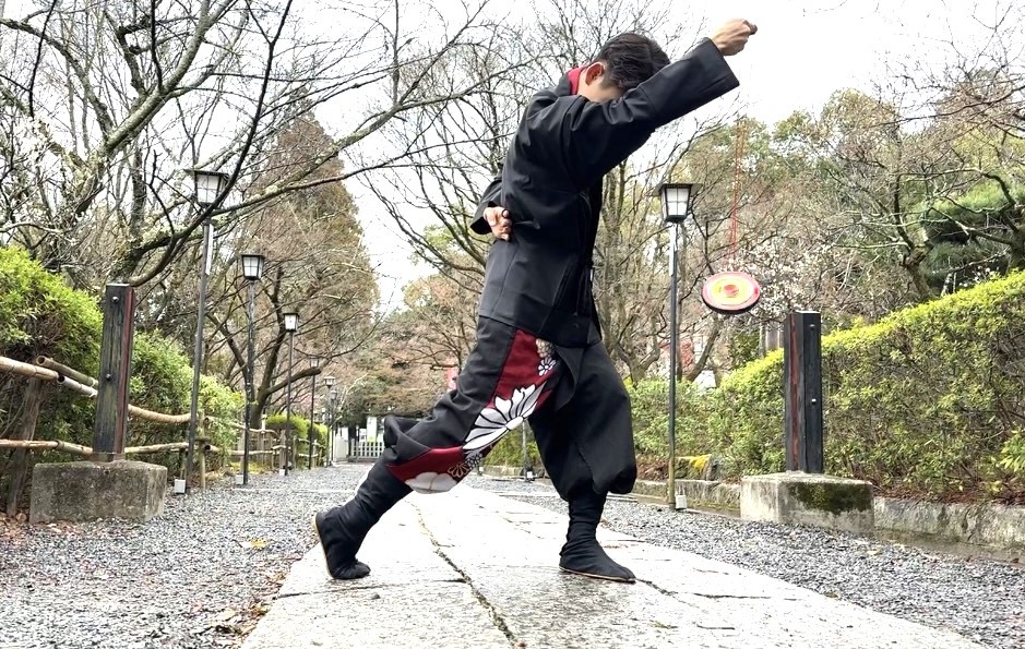 こまのパフォーマンスをしています。